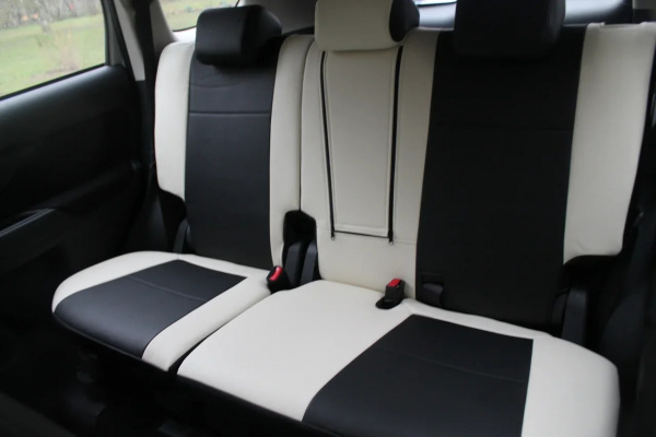 Чехлы на сиденья Volkswagen Polo VI (2020-н. в.) черная экокожа с белыми боками BM P03-E32-E01-99-1-0-584-21 - Фото 4